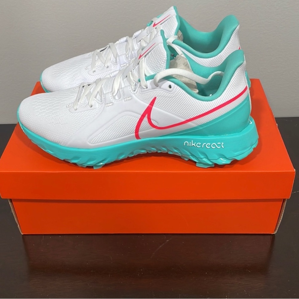 BRAND NEW Nike golf shoes. Size 8 men’s/9.5 women’s.